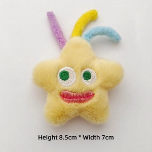 Dettaglio spilla a stella in peluche con altezza 8,5cm e morbidi tentacoli colorati