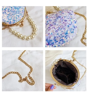 Détail du sac à sequins irisés blancs avec anse en perles et fermoir métallique