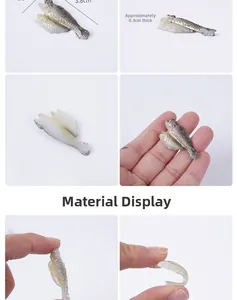 Vue macro d'un mini poisson en PVC de 3,8 cm montrant sa texture souple et flexible