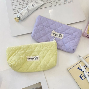 Détails des trousses de maquillage matelassées lavande et jaune avec logo de chiot