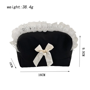 Détails de la trousse à maquillage en dentelle avec dimensions et poids indiqués