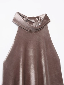 Detail des Knotenausschnitts am malvenfarbenen Samt-Neckholder-Top mit weicher Textur