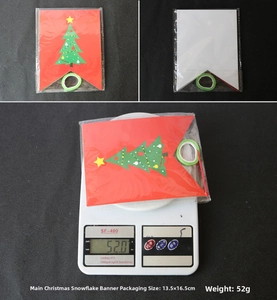 Detail der roten Weihnachtsbanner mit Schneeflocken, Größe 13,5x16,5cm und 52g Gewicht