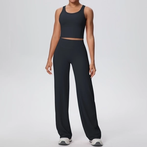 Vista frontale di set sportivo nero con top corto e pantaloni da yoga a vita alta