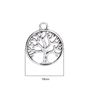 Dettaglio di un ciondolo albero della vita in argento vintage da 19 mm per gioielli