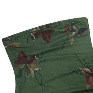 Gros plan détaillé du motif floral vintage et des coutures sur la robe verte fleurie