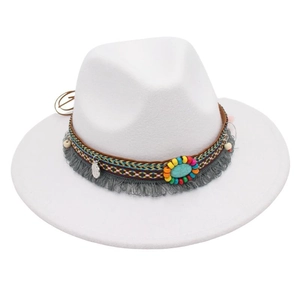 Dettaglio cappello fedora con pietra turchese, perline etniche e nappe grigie