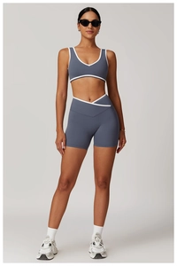 Ensemble de sport bleu-gris avec haut court à col en V et short à taille haute à bandes