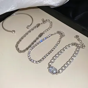 Ensemble de 4 bracelets argentés avec breloques en strass et gemme bleue hexagonale