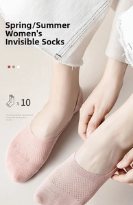 Gros plan détaillé de chaussettes invisibles roses en maille avec silicone antiglisse