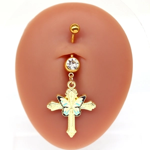 Vue détaillée d'un piercing nombril papillon doré avec pendentif croix et zircon brillant