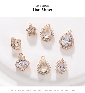 Vue macro détaillée de divers pendentifs vintage dorés élégants avec des zircons