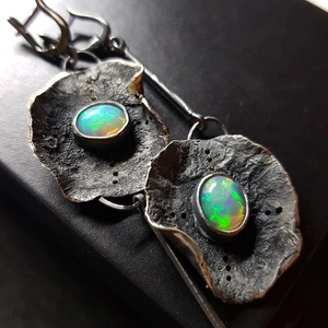 Orecchini vintage in opale fatti a mano con base in metallo ossidato a forma di foglia