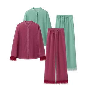 Ensemble chemise et pantalon à plumes en bordeaux et vert menthe chic