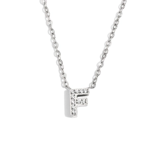 Ciondolo con lettera F in argento lucido con zirconi scintillanti su una sottile catena a O