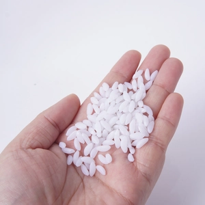 Hand mit realistischen PVC Kunst-Reiskörnern Modell für DIY Lebensmittel Spielzeugstützen