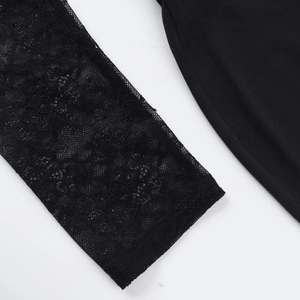 Détail des manches en dentelle noire transparente avec broderies florales élégantes