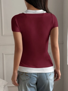 Détail du dos superposé d'un t-shirt style Y2K en rouge foncé et blanc pour femme