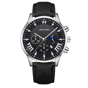 Orologio cronografo da uomo con quadrante nero, cinturino in pelle e datario su sfondo bianco
