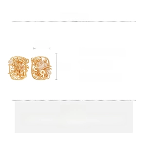 Détail des boucles d'oreilles carrées plaquées or 18k avec dimensions en laiton et verre