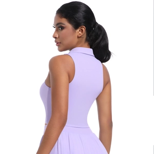 Détail du débardeur de yoga lavande avec col polo élégant et coupe ajustée