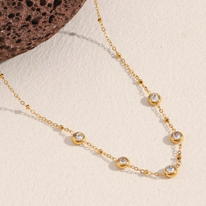 Collier minimaliste en acier plaqué or 18 carats avec cinq zircons cubiques ronds