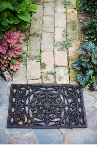 Dettaglio dello zerbino vintage in stile ghisa in un giardino esterno decorativo
