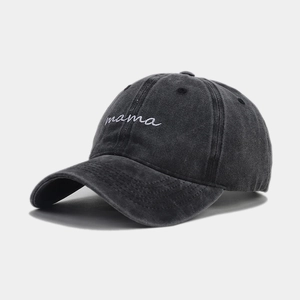 Gros plan de la casquette vintage en coton délavé avec broderie mama blanche élégante