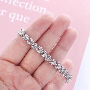 Primo piano di un luccicante bracciale romano in argento con cristalli di zircone rosa