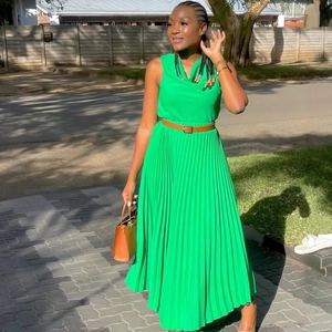 Elegante mouwloze groene geplooide maxi-jurk met opstaande kraag en bruine riem
