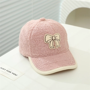 Detailansicht der rosa Fleece-Baseballkappe mit Schleifenstickerei und weicher Textur