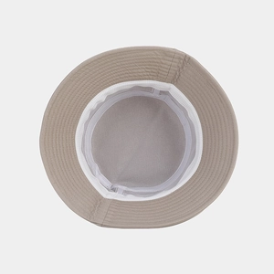 Dettaglio dell'interno del cappello a secchiello beige con fodera a rete e fascia