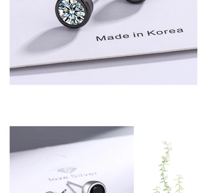 Dettaglio di orecchini geometrici in zircone con montatura in metallo nero e argento