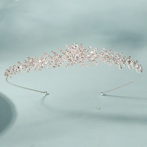 Vue détaillée d'un serre-tête de mariée argenté avec motifs de flocons en strass