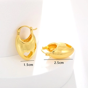 Macro shot of gold heart hoop earrings showing precise 1.5cm and 2.5cm size measurements