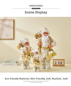 Detailansicht von drei gold-cremefarbenen Weihnachtsmann-Figuren für die Hausdeko