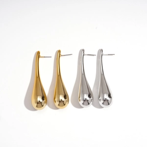 Modische Metall-Ohrstecker in Tropfenform in Gold und Silber auf weißem Hintergrund