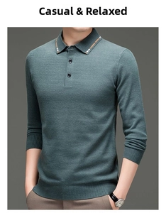 Detail eines grau-grünen Strick-Poloshirts mit Streifenkragen und Drei-Knopf-Leiste