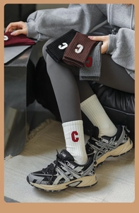 Vue détaillée des chaussettes en coton côtelé avec patch lettre C brodé dessus