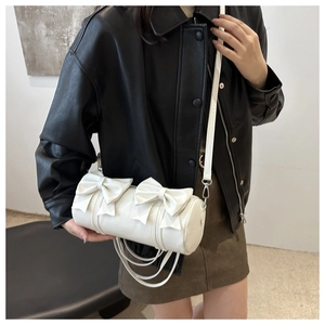 Sac cylindrique blanc élégant avec nœuds décoratifs et bandoulière réglable