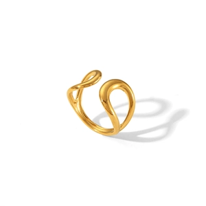 Detailaufnahme des goldenen Wellenrings mit Lava-Textur und polierter Oberfläche