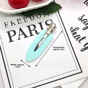 Detail view of a 6cm light blue duckbill hair clip with specific width and length labels