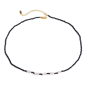 Collier minimaliste en acier doré 18 carats avec cristaux noirs et perles baroques