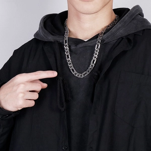 Nahaufnahme einer silbernen Figaro-Halskette im Hip-Hop-Stil, getragen von einem Model