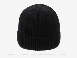 Detailaufnahme der schwarzen Rippstrickmütze mit hochdichter Thermo-Webstruktur