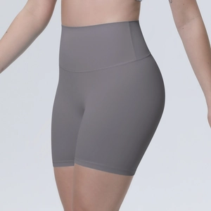 Détail du short de yoga gris à taille haute montrant le tissu extensible et coutures plates