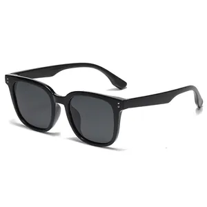 Gafas de sol cuadradas vintage polarizadas con montura negra y remaches plateados
