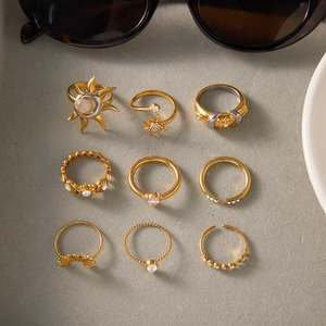 Flachbild-Set aus 9 minimalistischen goldfarbenen Ringen mit Zirkonia und Himmelsmotiven