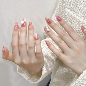 Faux ongles faits main avec relief floral 3D, dégradé rose et accents de fil doré