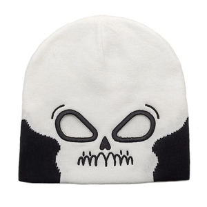 Détail du motif jacquard tête de mort sur un bonnet tricoté noir et blanc pour Halloween